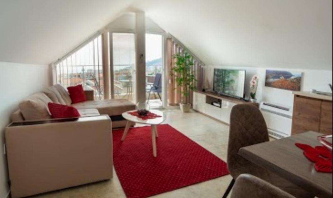 L Palace Apartment *