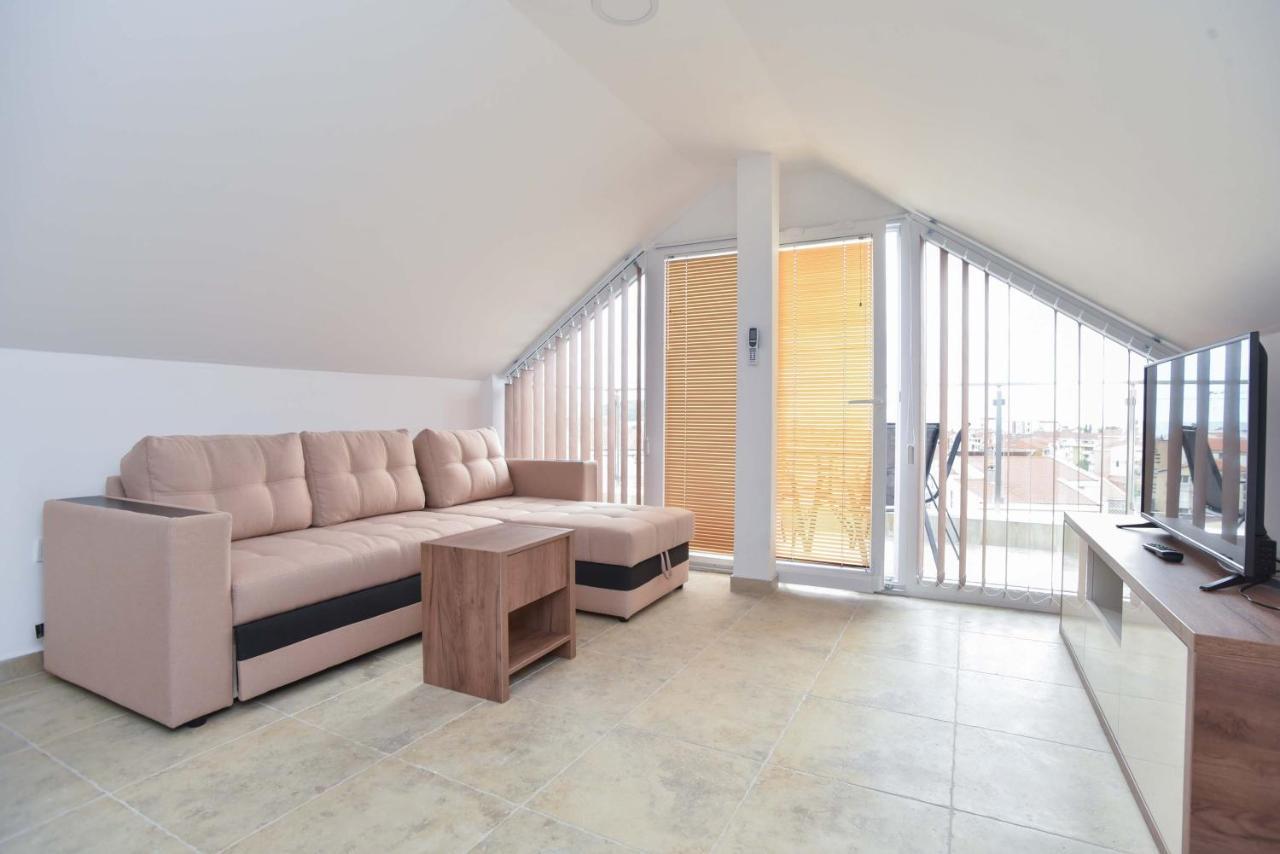 L Palace Apartment *