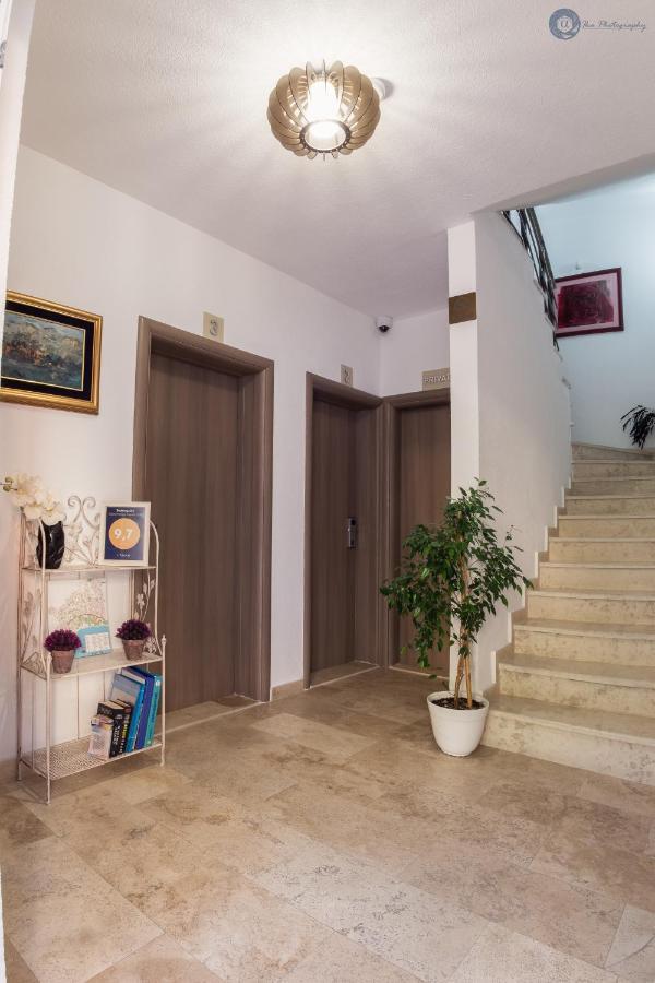 L Palace Apartment *