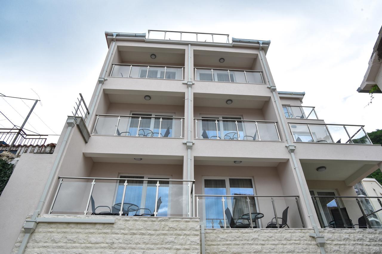 L Palace Apartment *